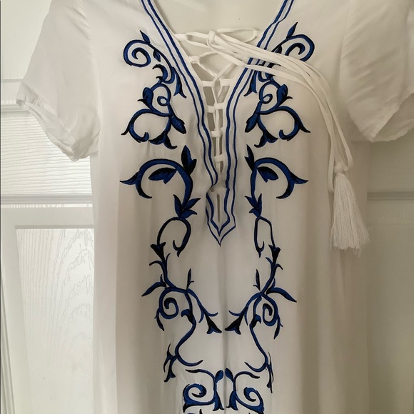 Lulus dress embroidery  size small color white . - Picture 3 of 4